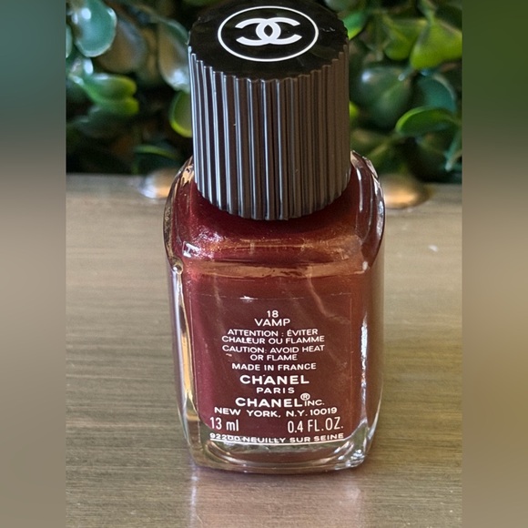 CHANEL Le Vernis in 18 Vamp - Picture 3 of 5